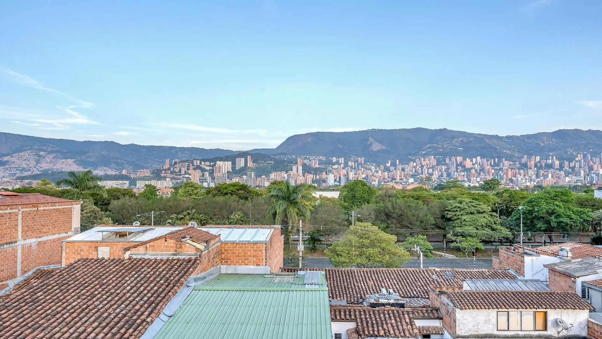 Medellin- Cerca Al Poblado - 301 Apartment